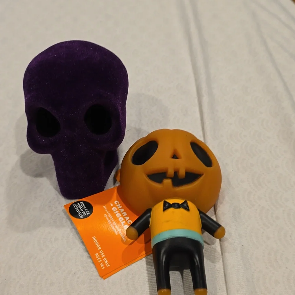 ❤️10/$13 New Halloween purple mini skull and pumpkin character giggler